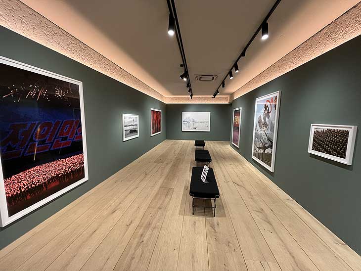 Leica Store | Galerie München in der Maffeistraße präsentiert vom 15.01. bis 31.03.2022 die Ausstellung Xiomara Bender: 25 Million. North Korea. The Power of Dreams (©Foto. Martin Schmitz)